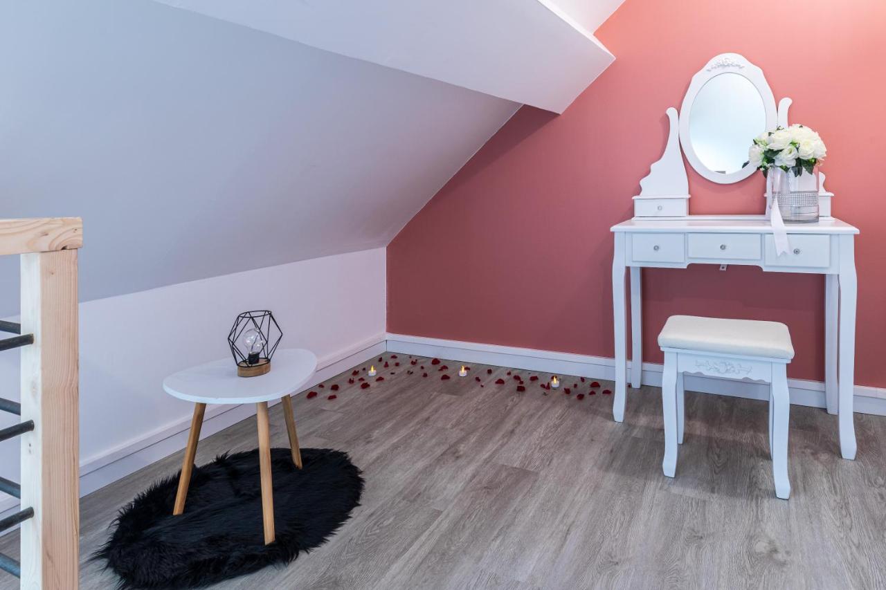 Suite L'Echappee - Maison Romantique - Spa & Sauna Privatif- Pole Dance - Lit Rond Avec Miroir Au Plafond Pezarches Exterior photo