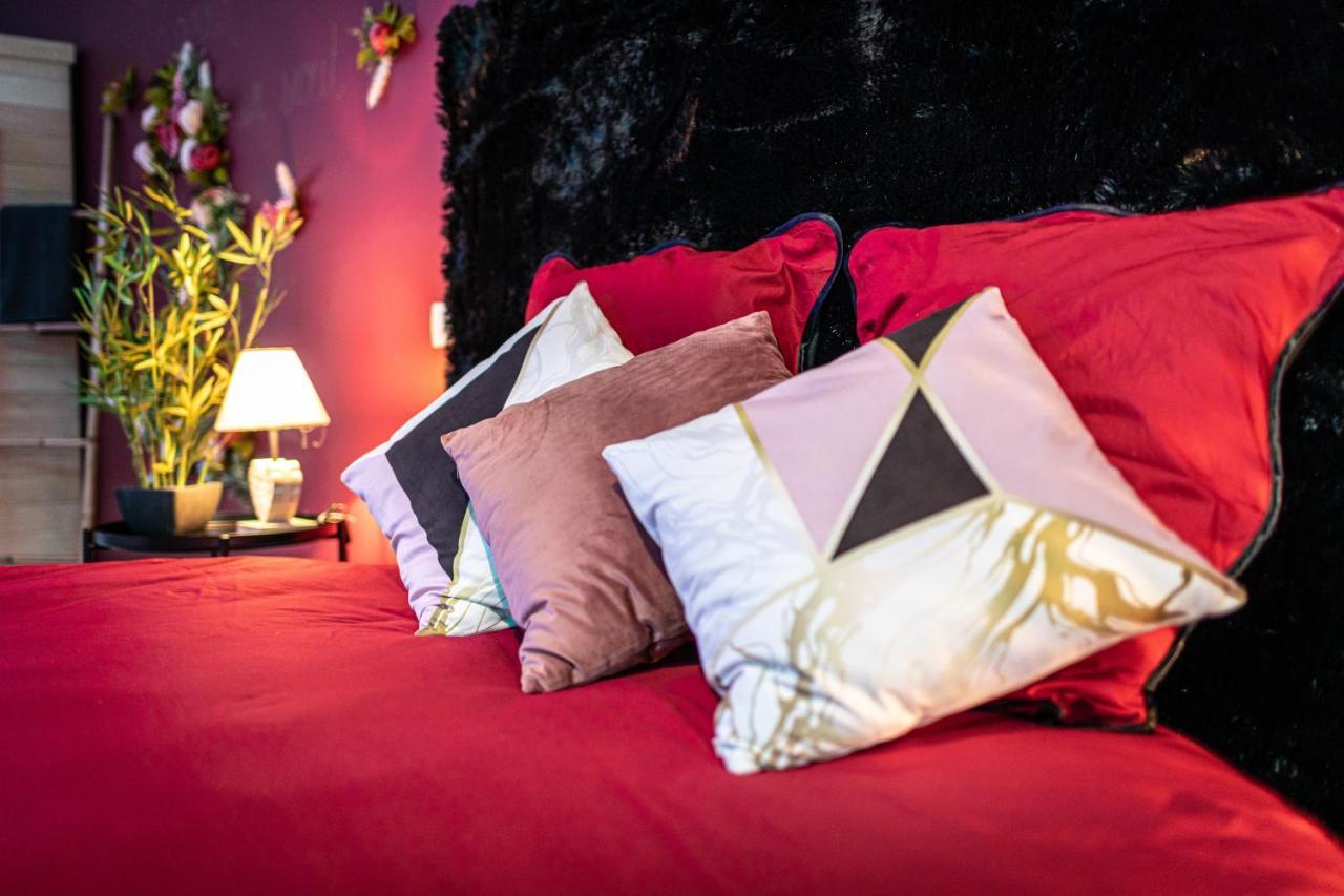 Suite L'Echappee - Maison Romantique - Spa & Sauna Privatif- Pole Dance - Lit Rond Avec Miroir Au Plafond Pezarches Exterior photo